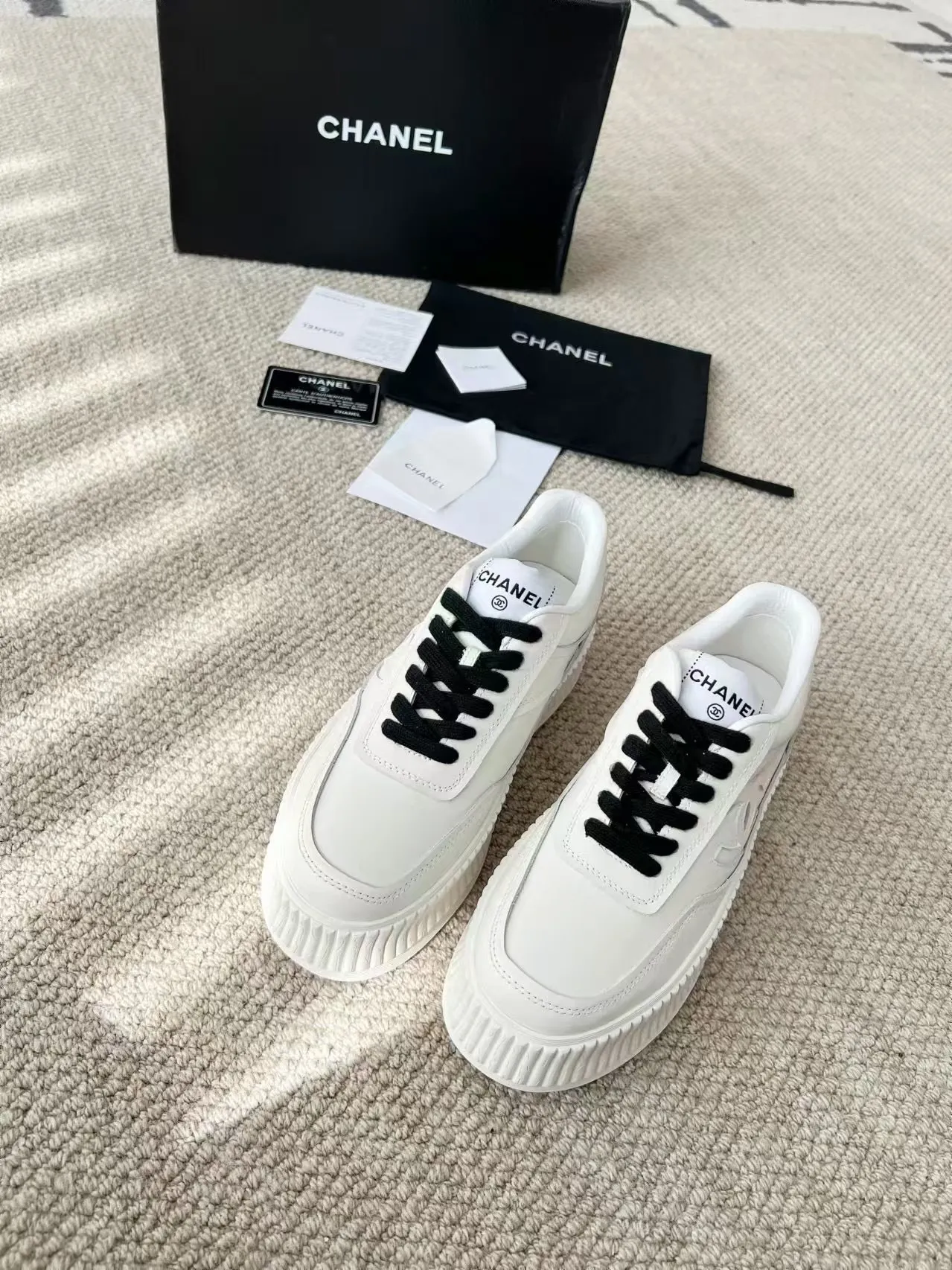 👟👟Ex-factory price 520👟👟 Thick-soled Chanel Chanel 24SF latest model full leather panda color white shoes casual sports shoes skateboard shoes original purchase and development production Xiaoxiang C Home Another super popular item in the counter, loved by Internet celebrity bloggers and sisters, and various praises on social platforms. It is extremely popular, has a high texture, is breathable and super spring and summer. Seeing this issue always arouses the inner desire of girls for fashion. The latest suede material, classic black and white color, full of fashionable feeling on the feet and easy to care for. Fabric: Original customized imported cowhide material. Lining: Customized soft sheepskin lining. Sole: Original molded TPU non-slip outsole. Bottom thickness: 4CM. Size: Women's size 35-40 (custom-made sizes 40 are non-refundable)